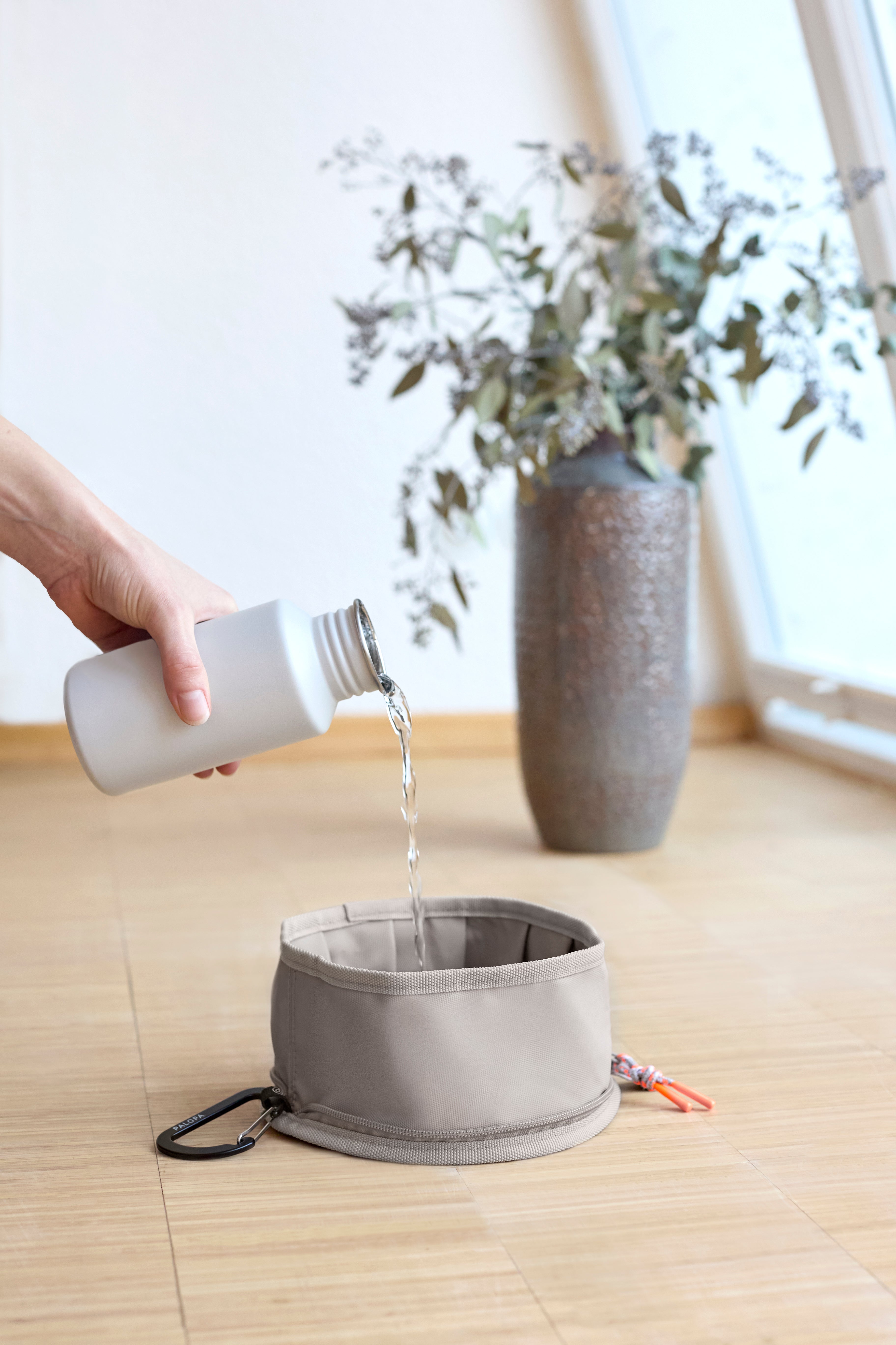 Dog Bowl To Go Tura Taupe Hundereisenapf Reisen mit Hund