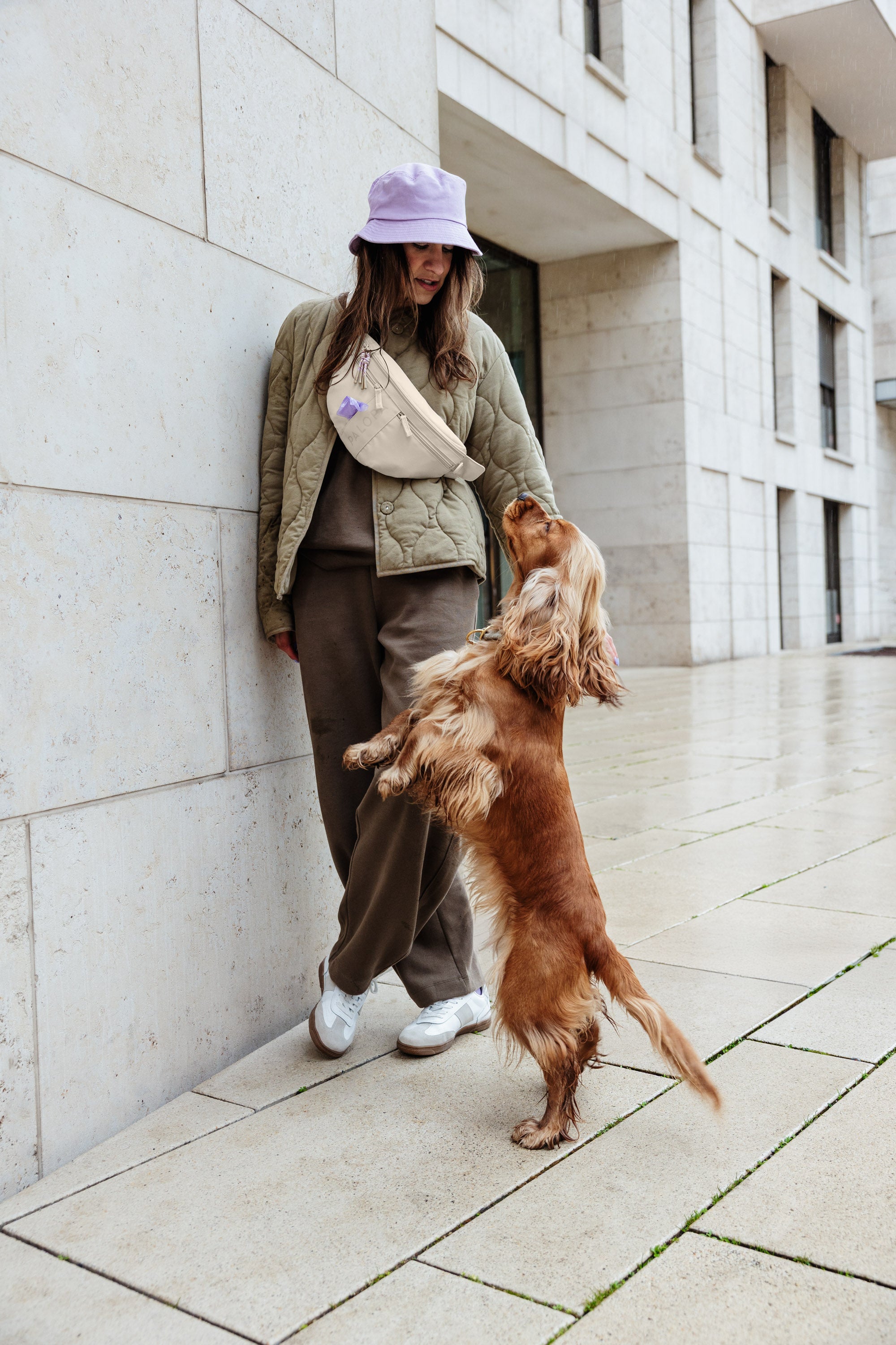 PALOPA Hunde Leckerlibeutel Emma Creme Leckerlitasche Gassitasche zum Umhängen Crossbody Bag wasserabweisend