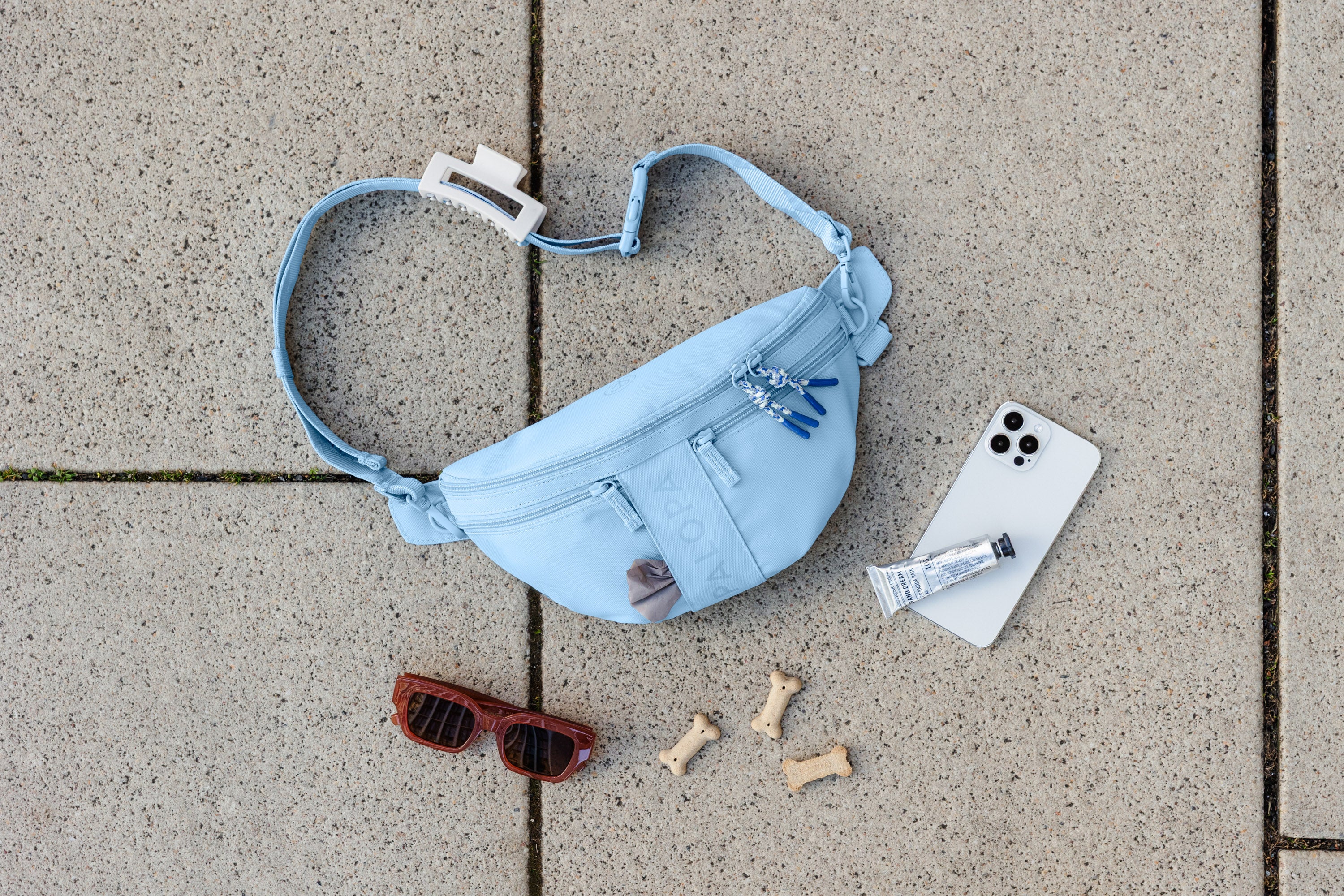PALOPA Hunde Leckerlibeutel Emma Light Blue Gassitasche Crossbody Bag wasserabweisend