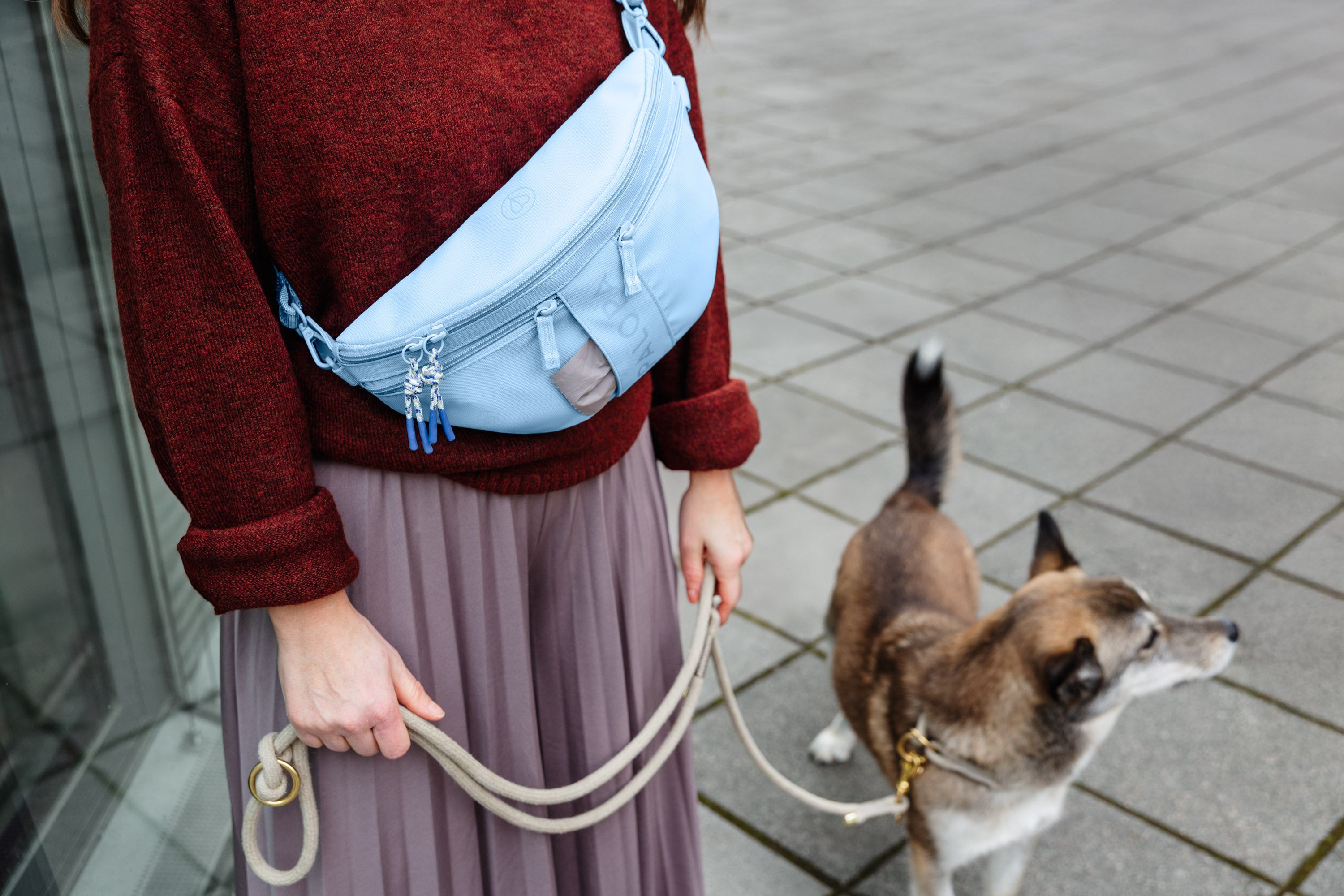 PALOPA Hunde Leckerlibeutel Emma Light Blue Gassitasche Crossbody Bag wasserdicht