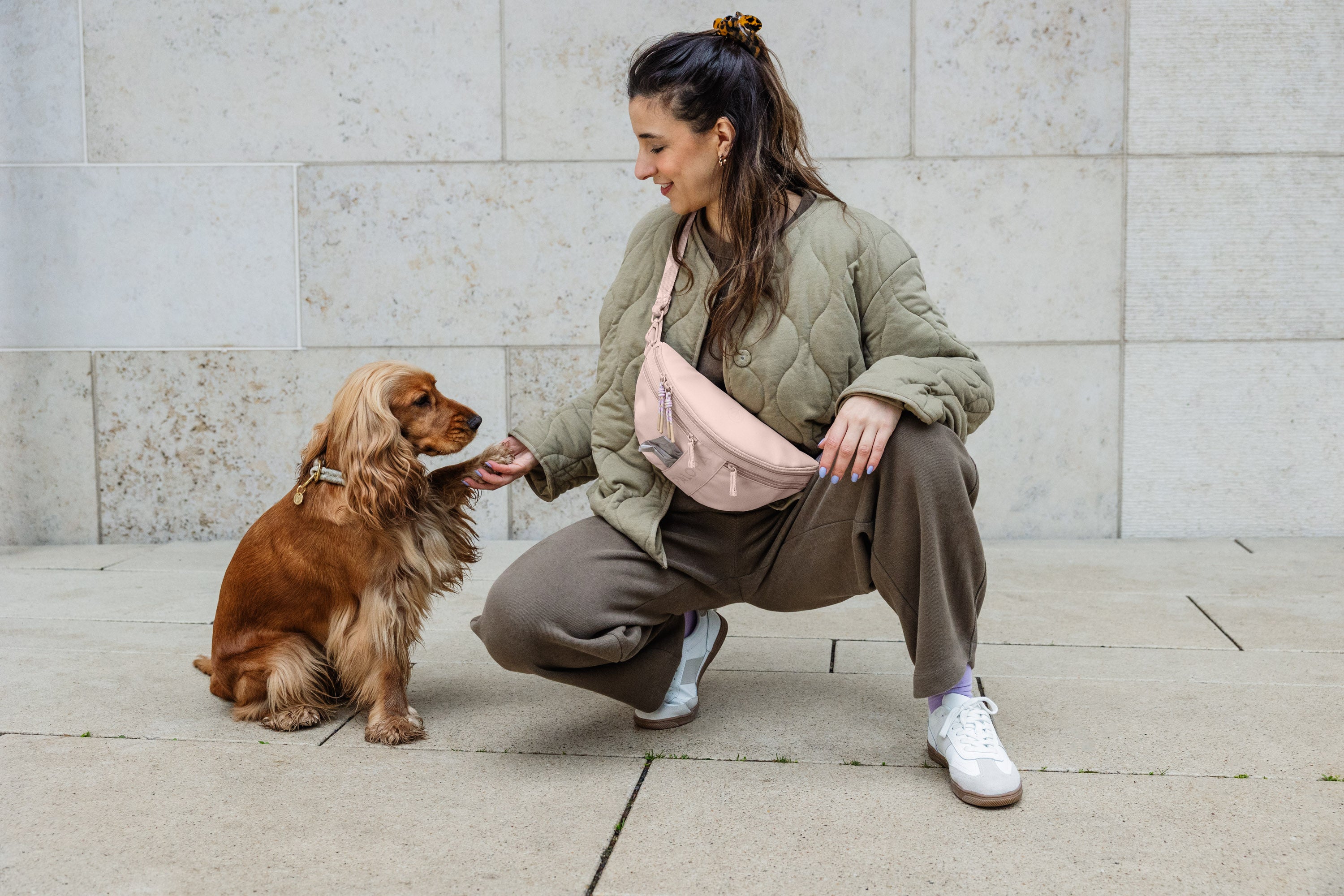 PALOPA Hunde Leckerlibeutel Emma Soft Pink Leckerlitasche zum Umhängen Crossbody Bag Gassitasche Hundetraining