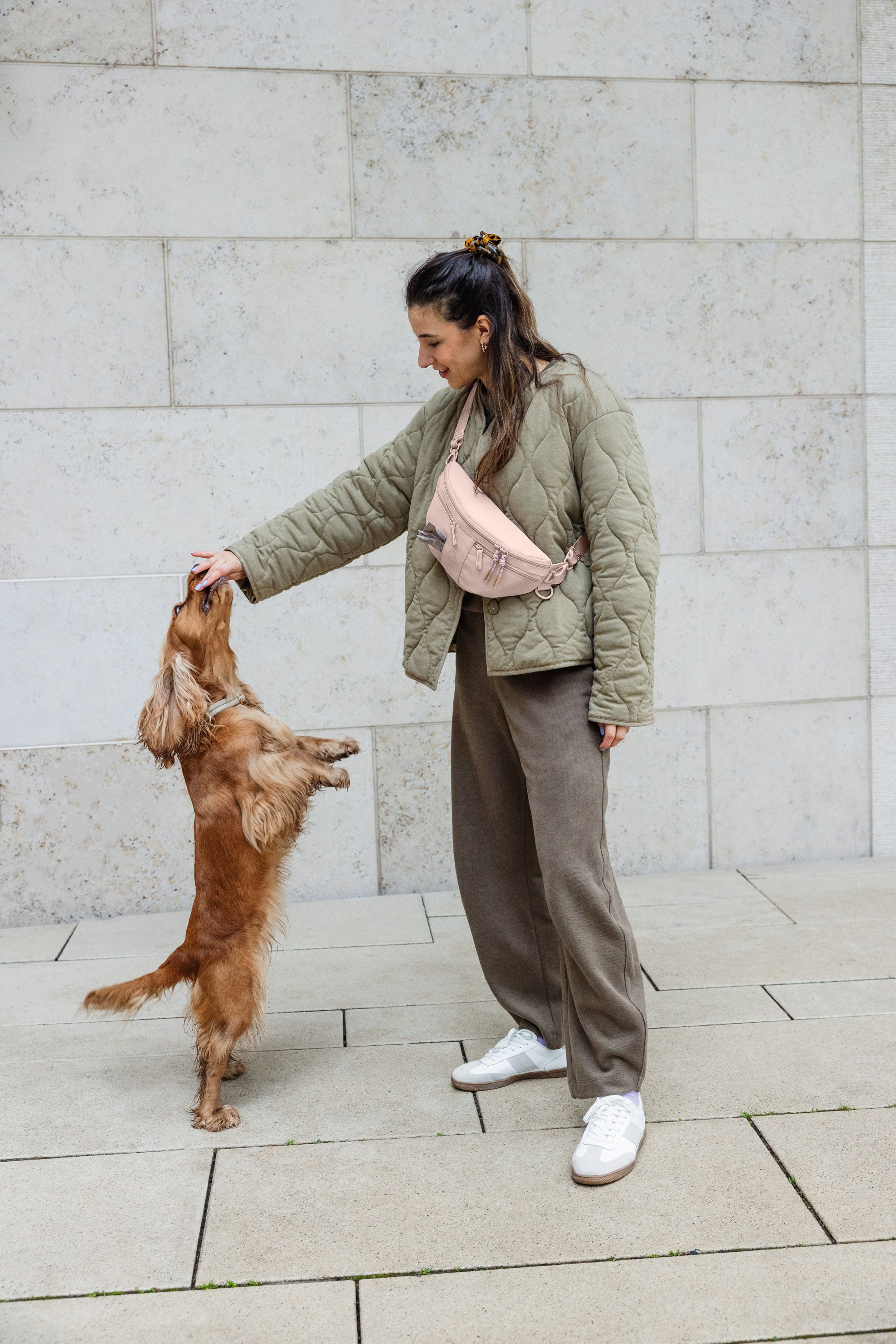 PALOPA Hunde Leckerlibeutel Emma Soft Pink Leckerlitasche zum Umhängen Crossbody Bag Gassitasche wasserabweisend