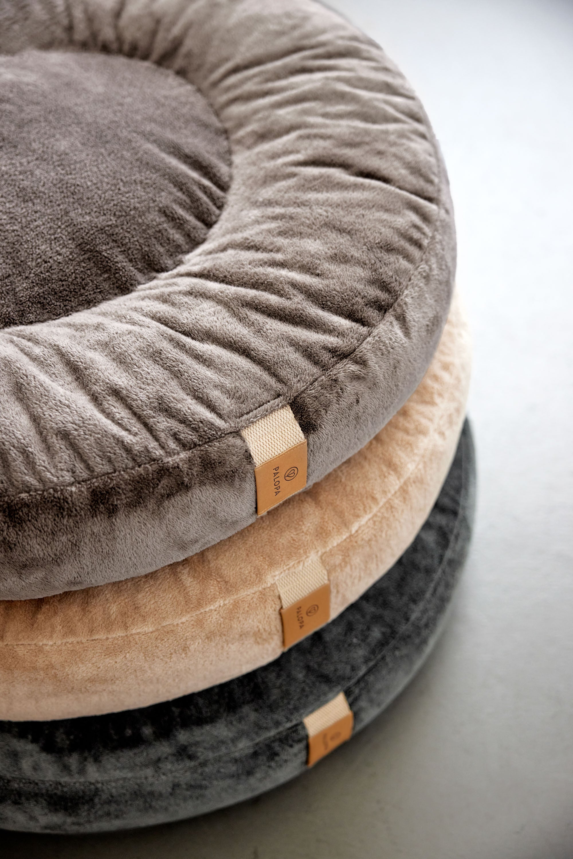 PALOPA Hundebett Donut Fippa Taupe Humus Anthrazit Donut Kuschelbett fuer Hunde