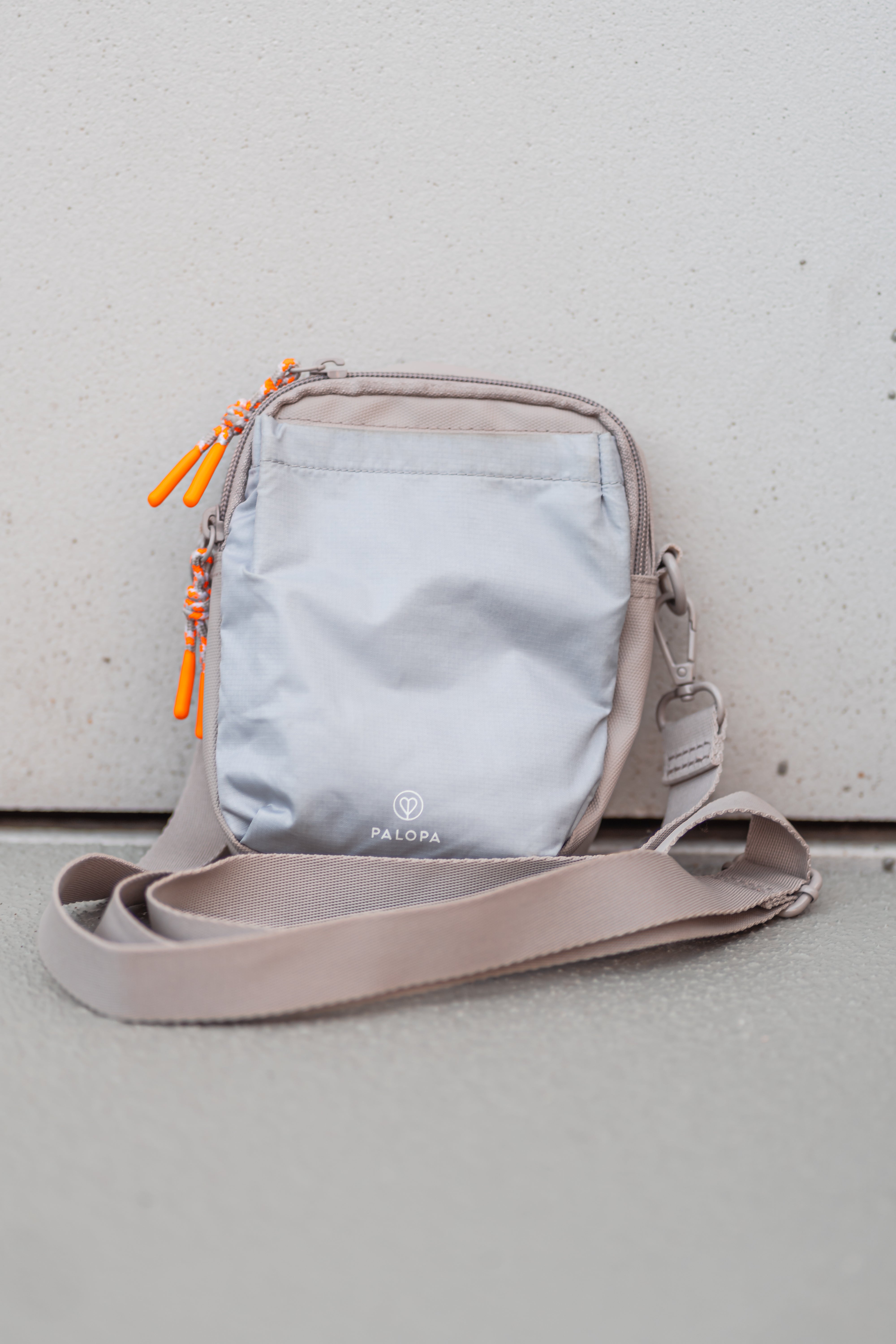 PALOPA Leckerlibeutel Greta Taupe Gassitasche Leckerlitasche zum Umhängen Bauchtasche