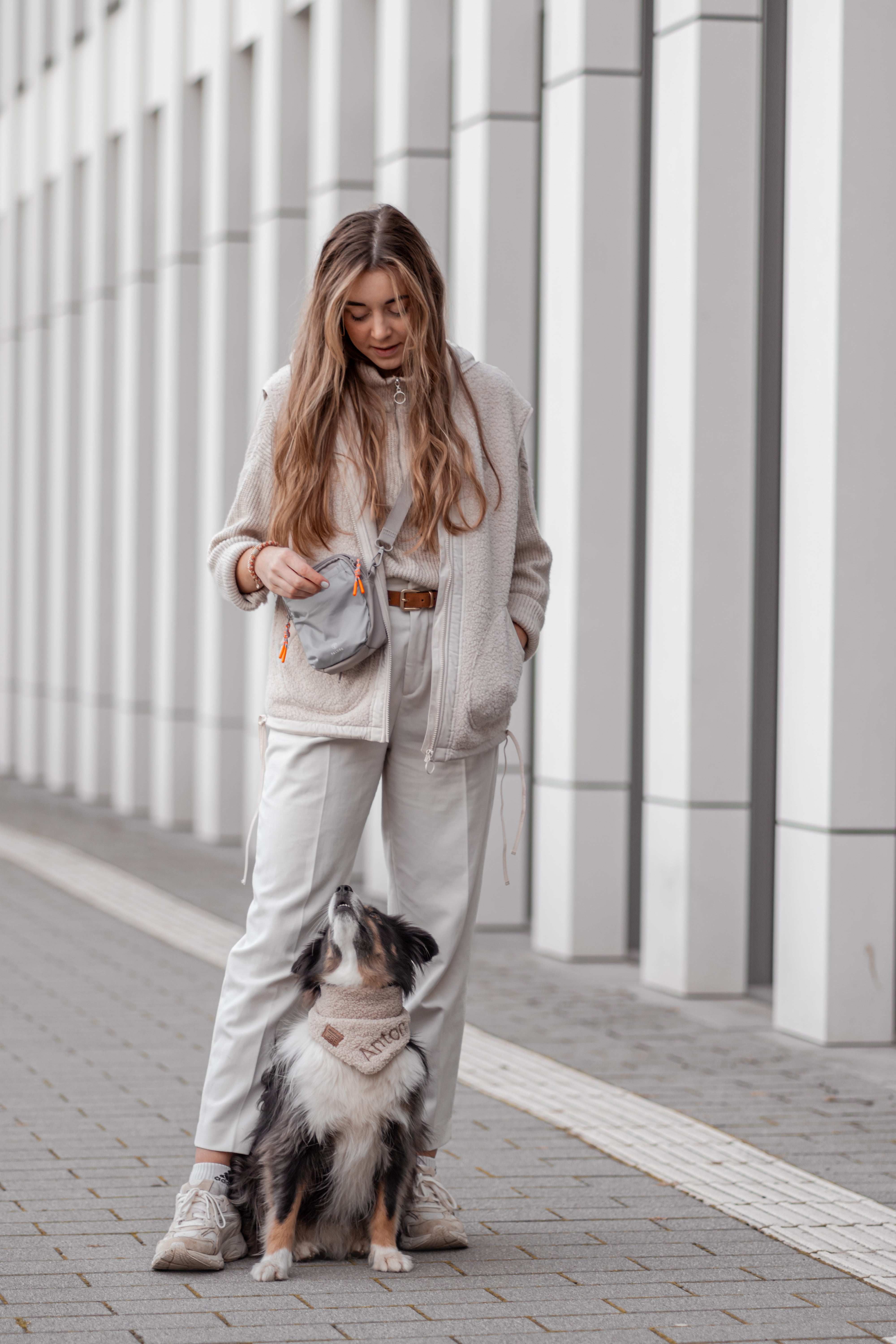 PALOPA Leckerlibeutel Greta Taupe Leckerlitasche Gassitasche zum Umhängen