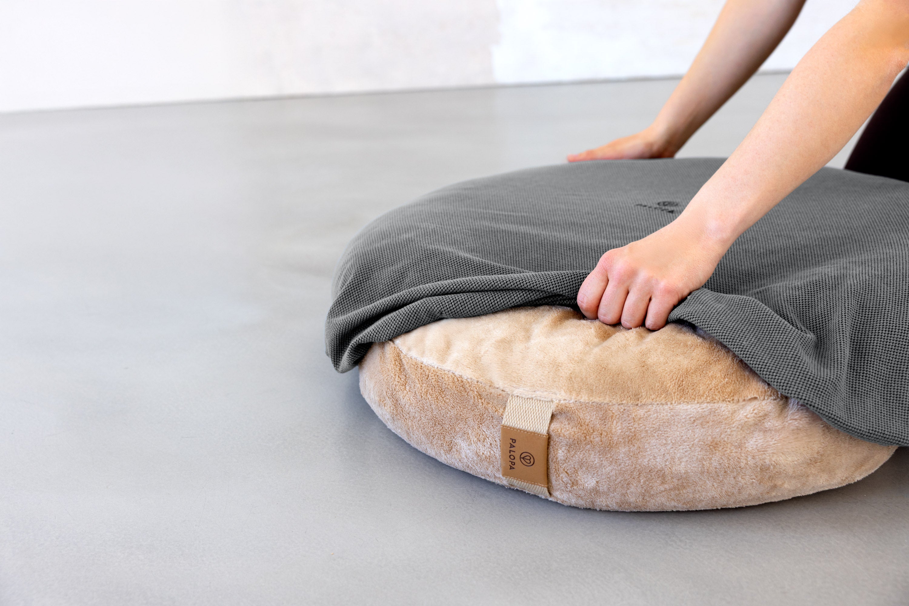 PALOPA Spannbezug Hundebett Donut Fippa Anthrazit Hundekissen Bezug wechselbar