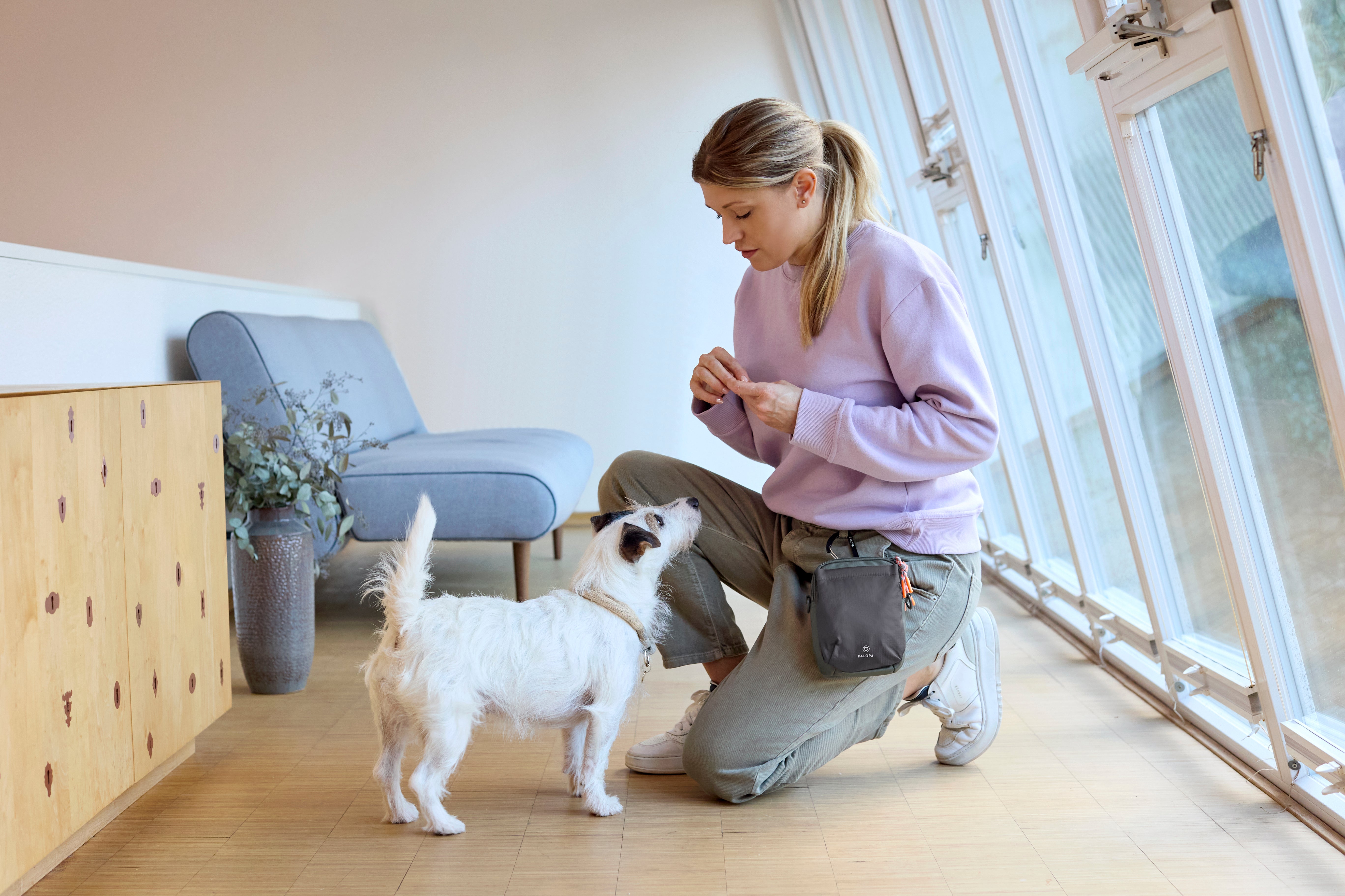 Palopa Leckerlibeutel_Greta Dunkelgrau graue Neon Umhängetasche