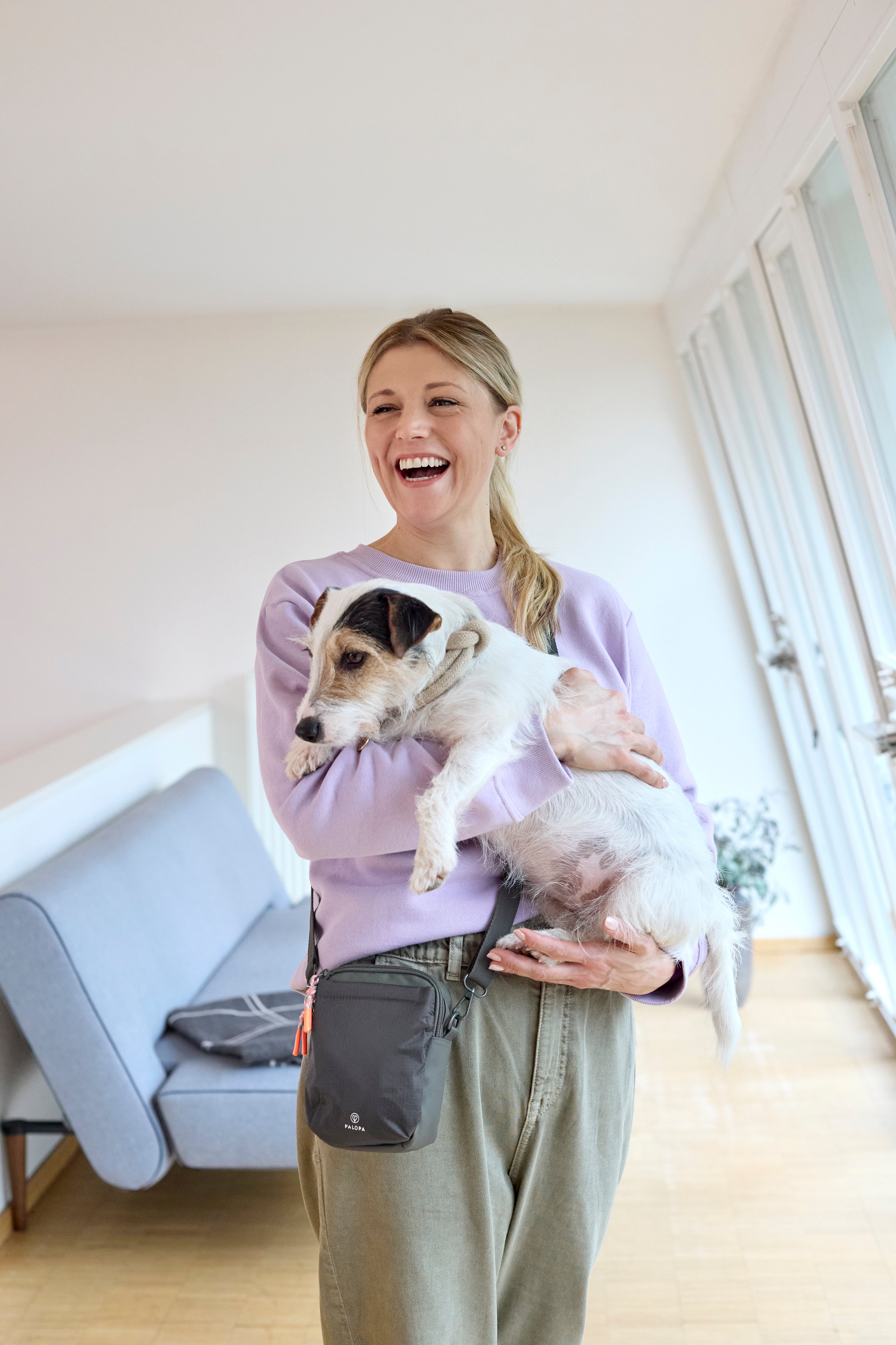 Palopa Leckerlibeutel_Greta Dunkelgrau graue Umhängetasche fuer Hundemenschen