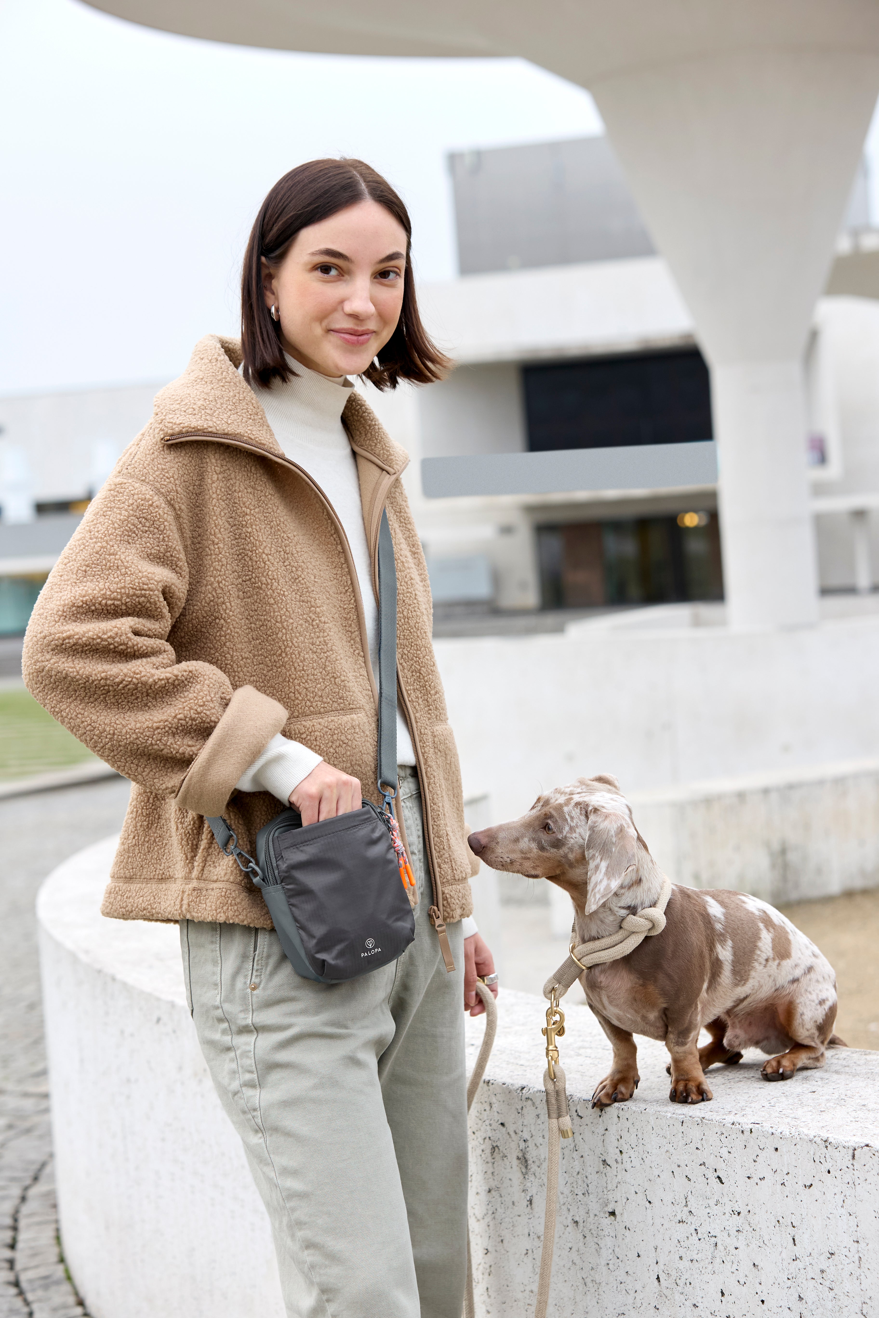Palopa Leckerlibeutel_Greta Dunkelgrau dunkle Umhängetasche