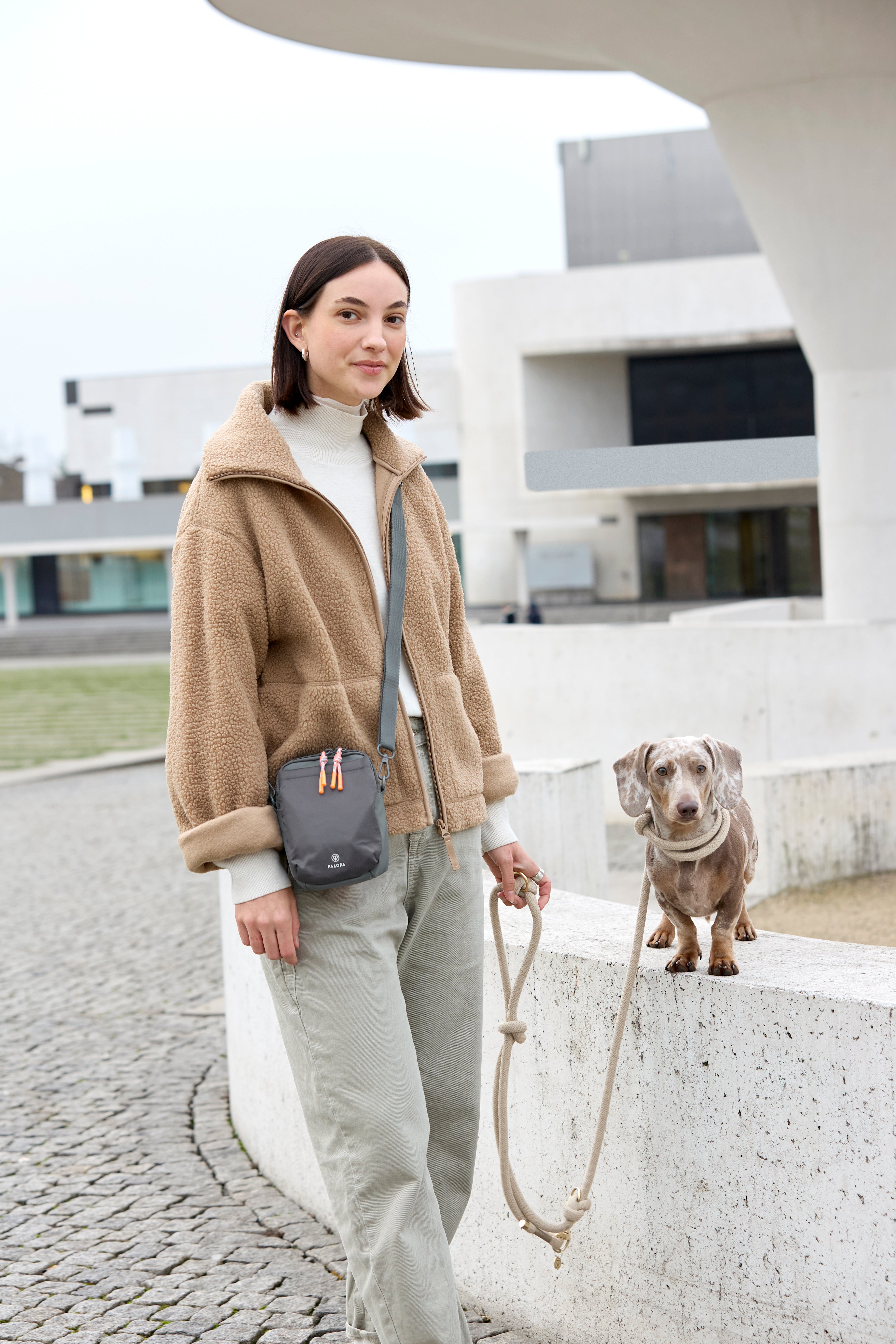 Palopa Leckerlibeutel_Greta Dunkelgrau graue Umhängetasche