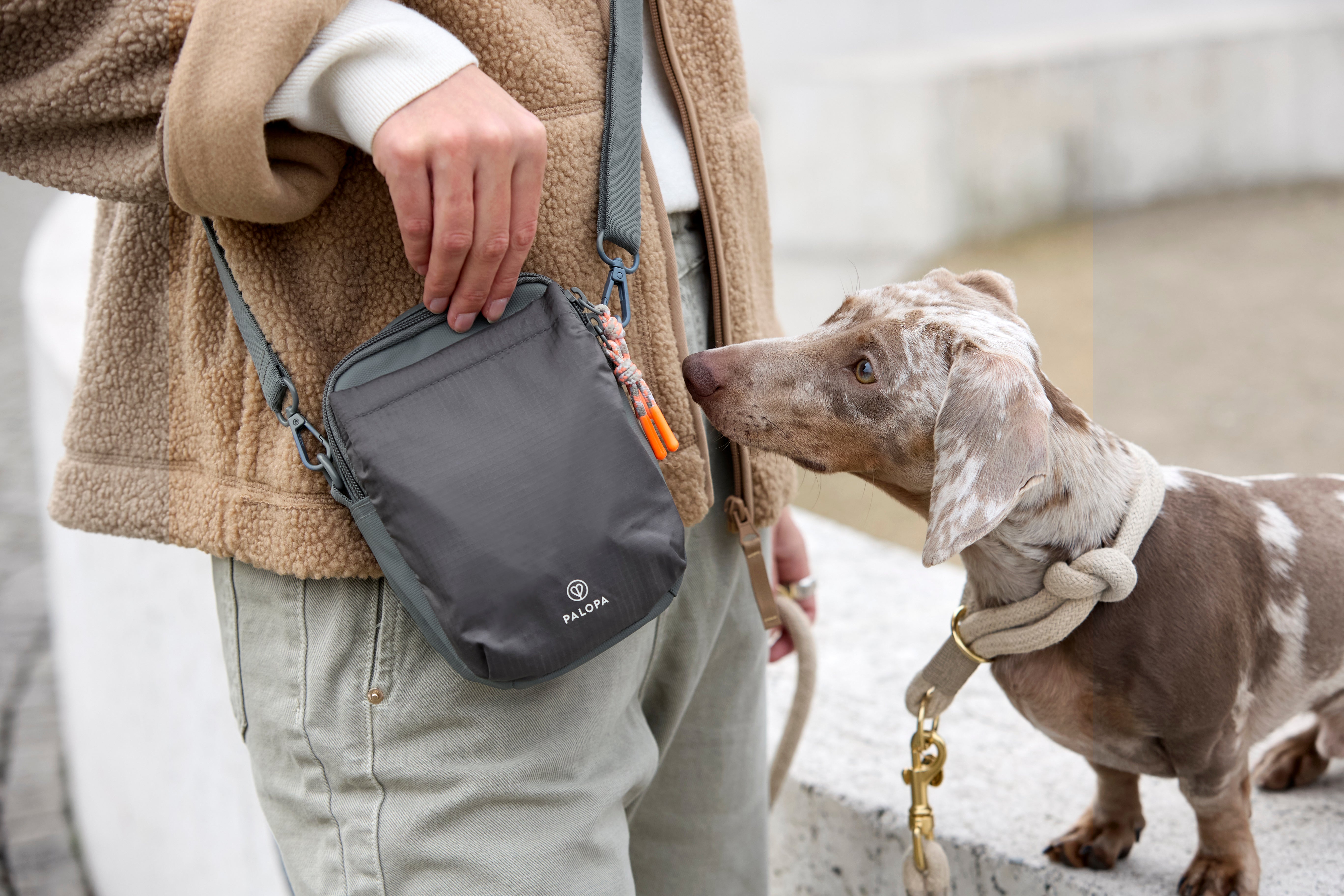 Palopa Leckerlibeutel_Greta Dunkelgrau graue Umhängetasche