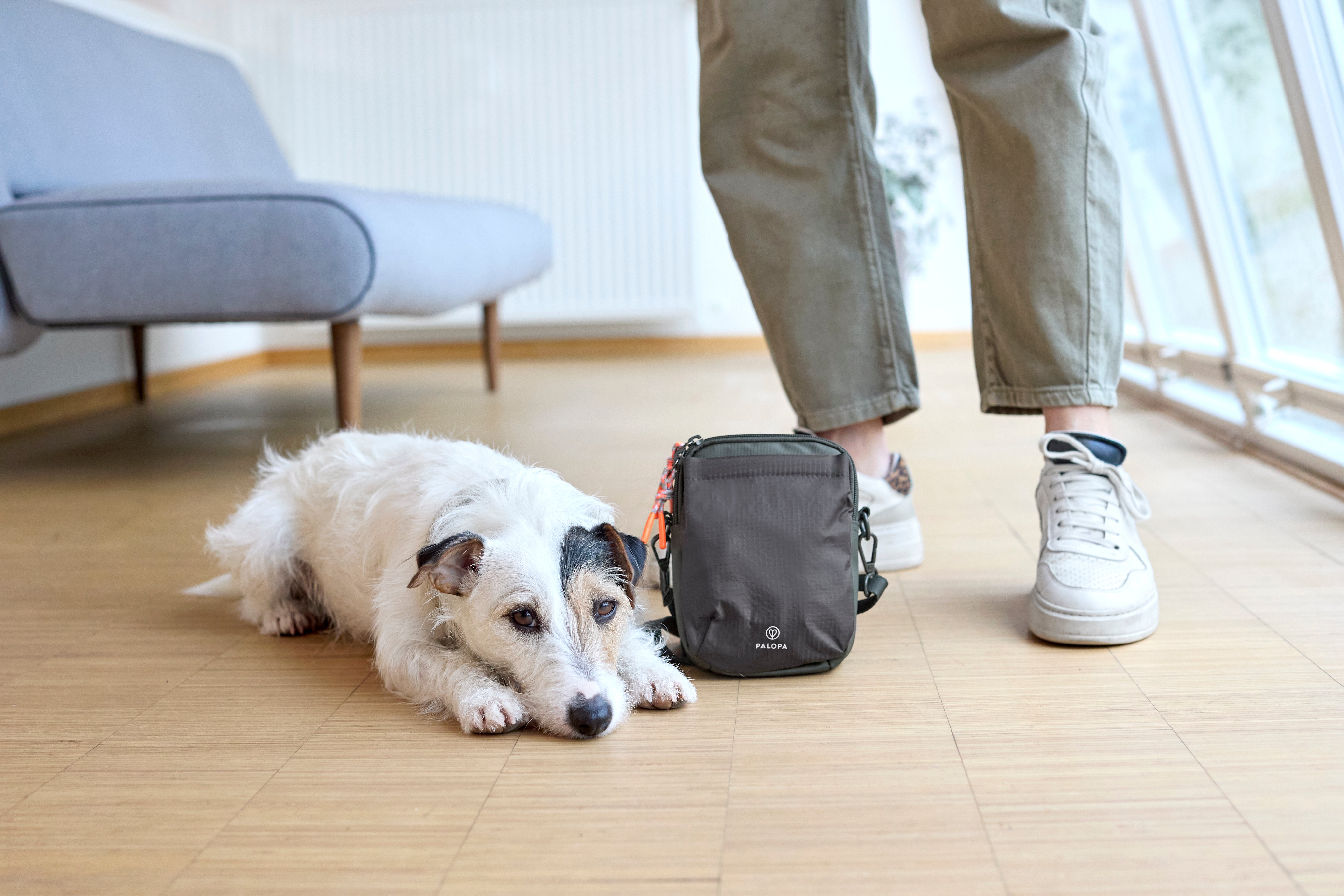 Palopa Leckerlibeutel_Greta Dunkelgrau nachhaltiger Umhaengeleckerlibeutel