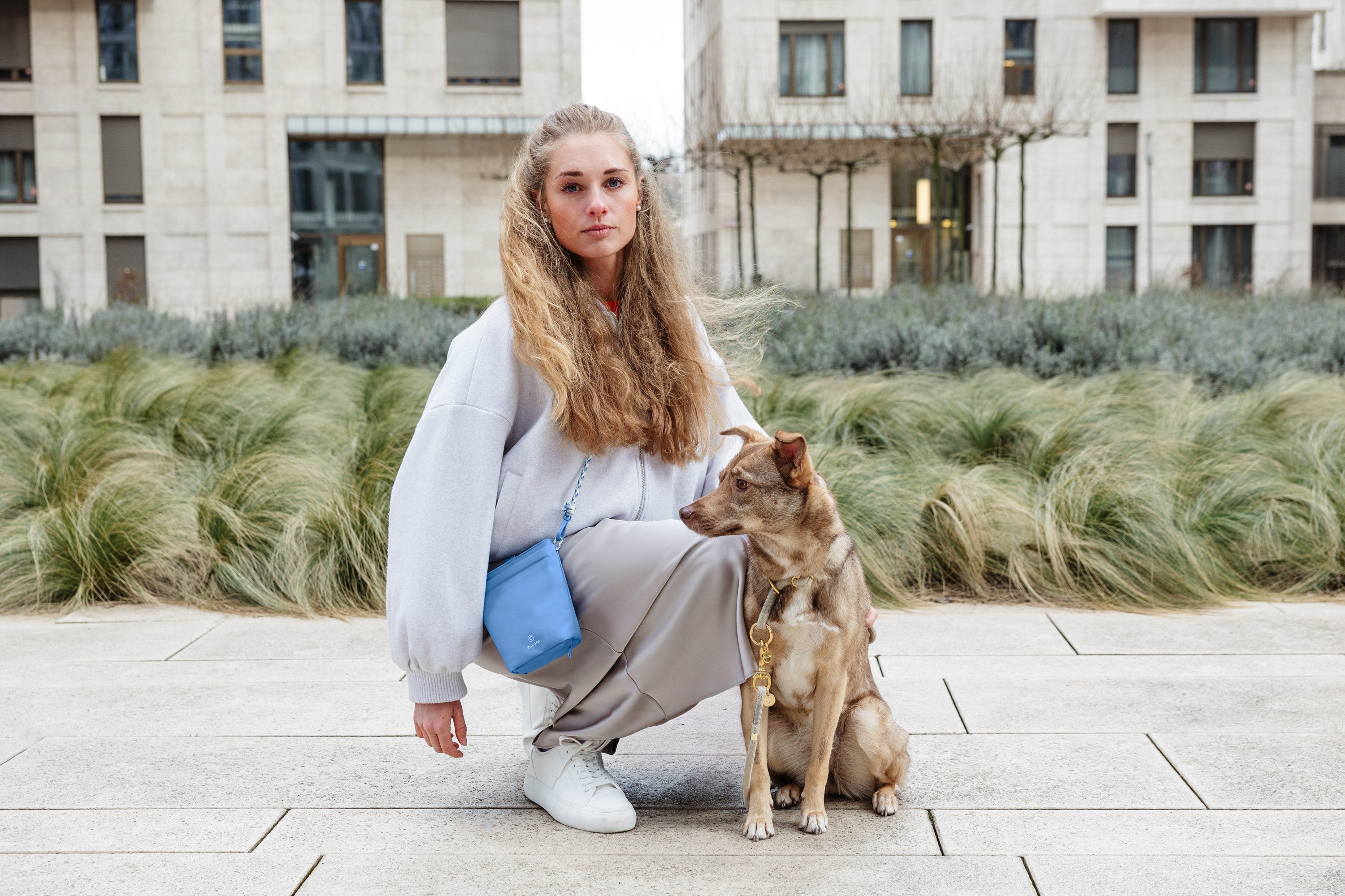 PALOPA Leckerlibeutel Karl Sky Blue Gassitasche zum Umhängen Erstausstattung Hund