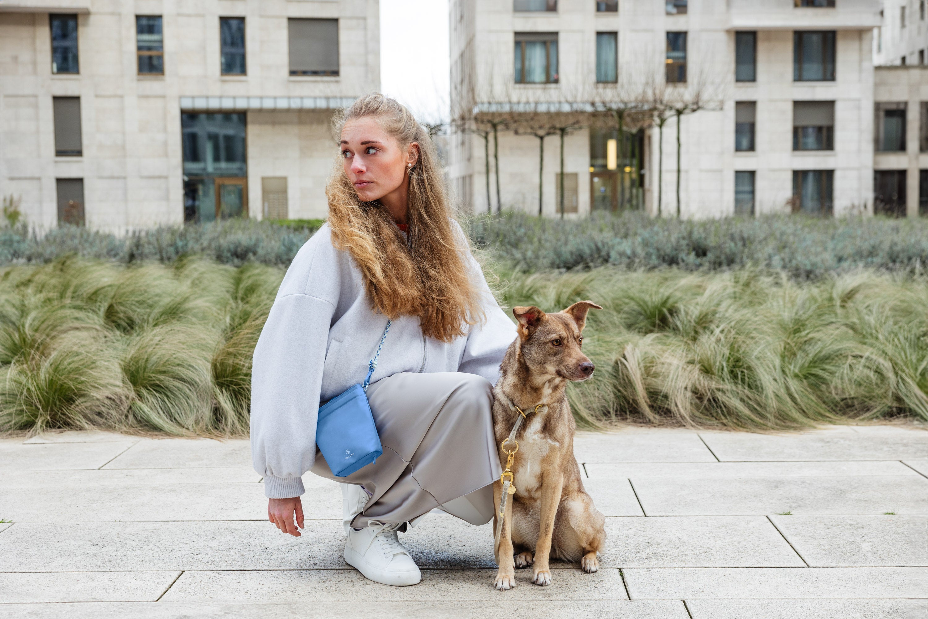 PALOPA Leckerlibeutel Karl Sky Blue Gassitasche zum Umhängen Leckerlitasche Hundetraining