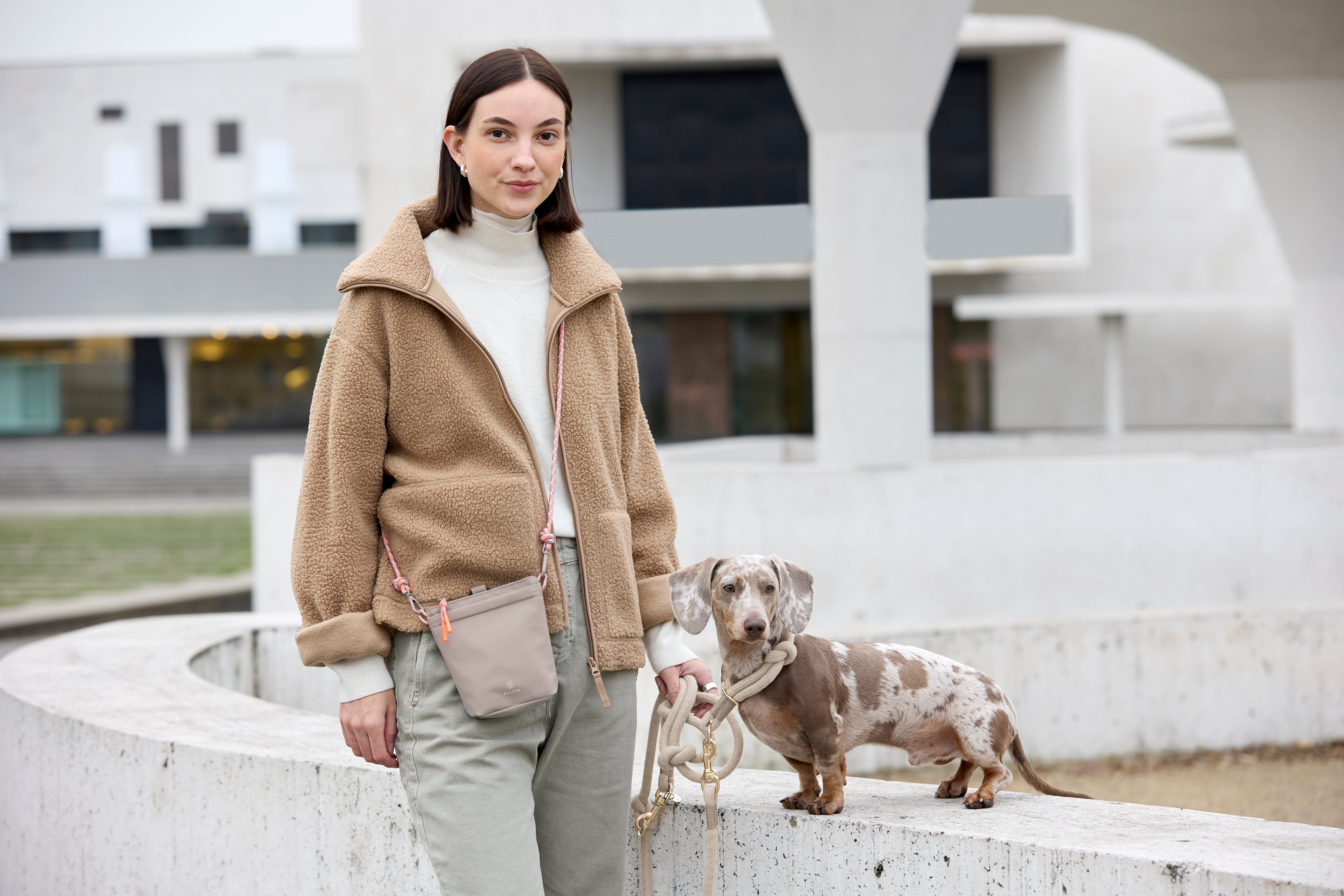 Palopa Leckerlibeutel Karl Taupe taupefarbener Umhaengebeutel in beige