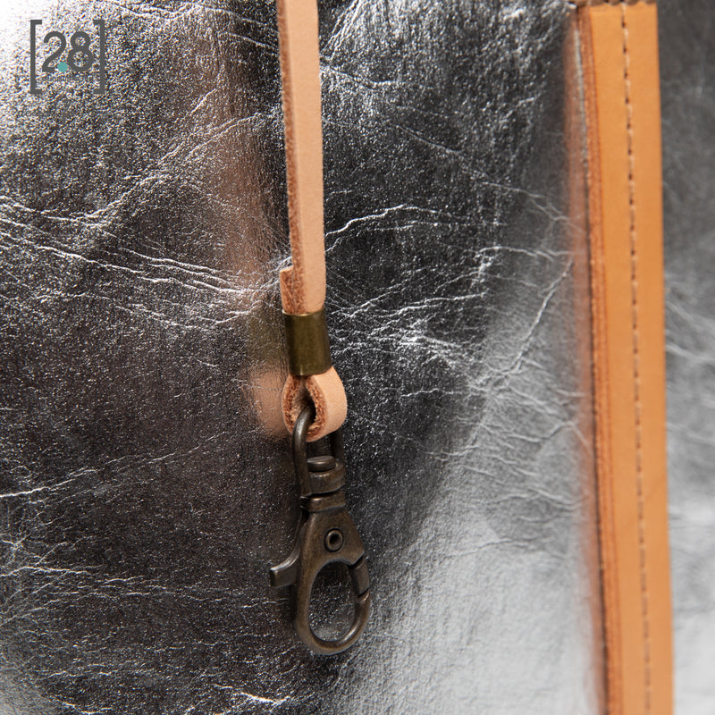 2.8 duepuntootto ANNIE wax paper dog bag silver boucle wool silberne Hundereisetasche mit Karabiner