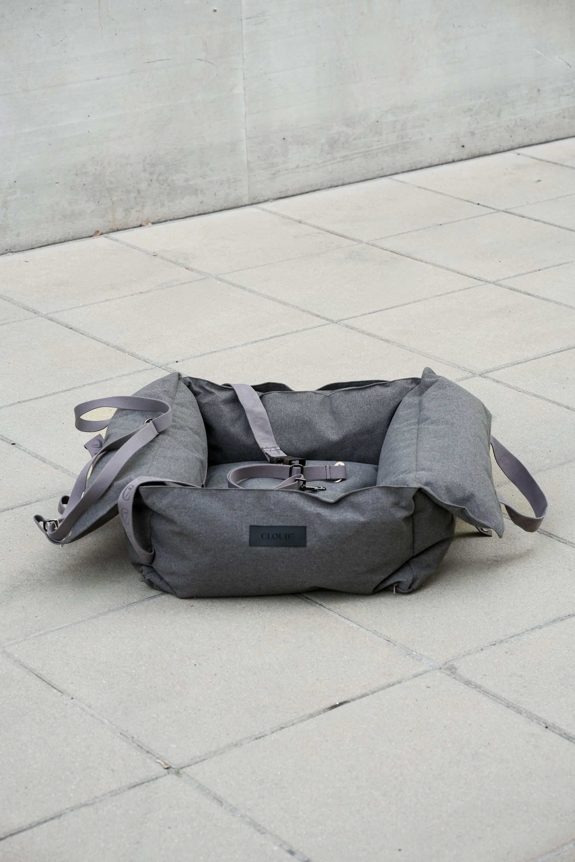 Cloud7 Hundeautositz Getaway Light Graphite Hundeautositz mit integriertem Anschnallgurt
