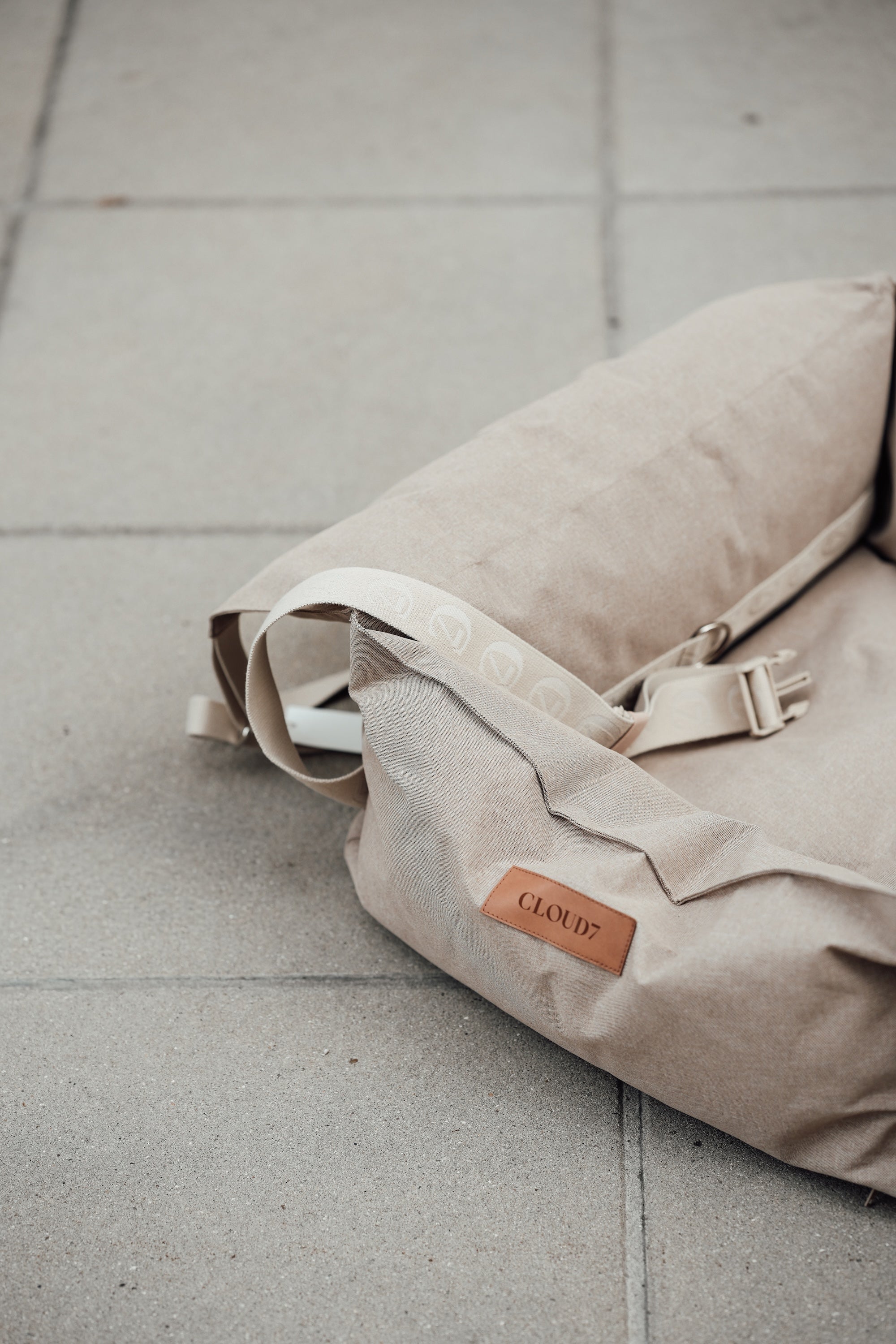 Cloud7 Hundeautositz Getaway Sand Hundeautositz mit Anschnallgurt 