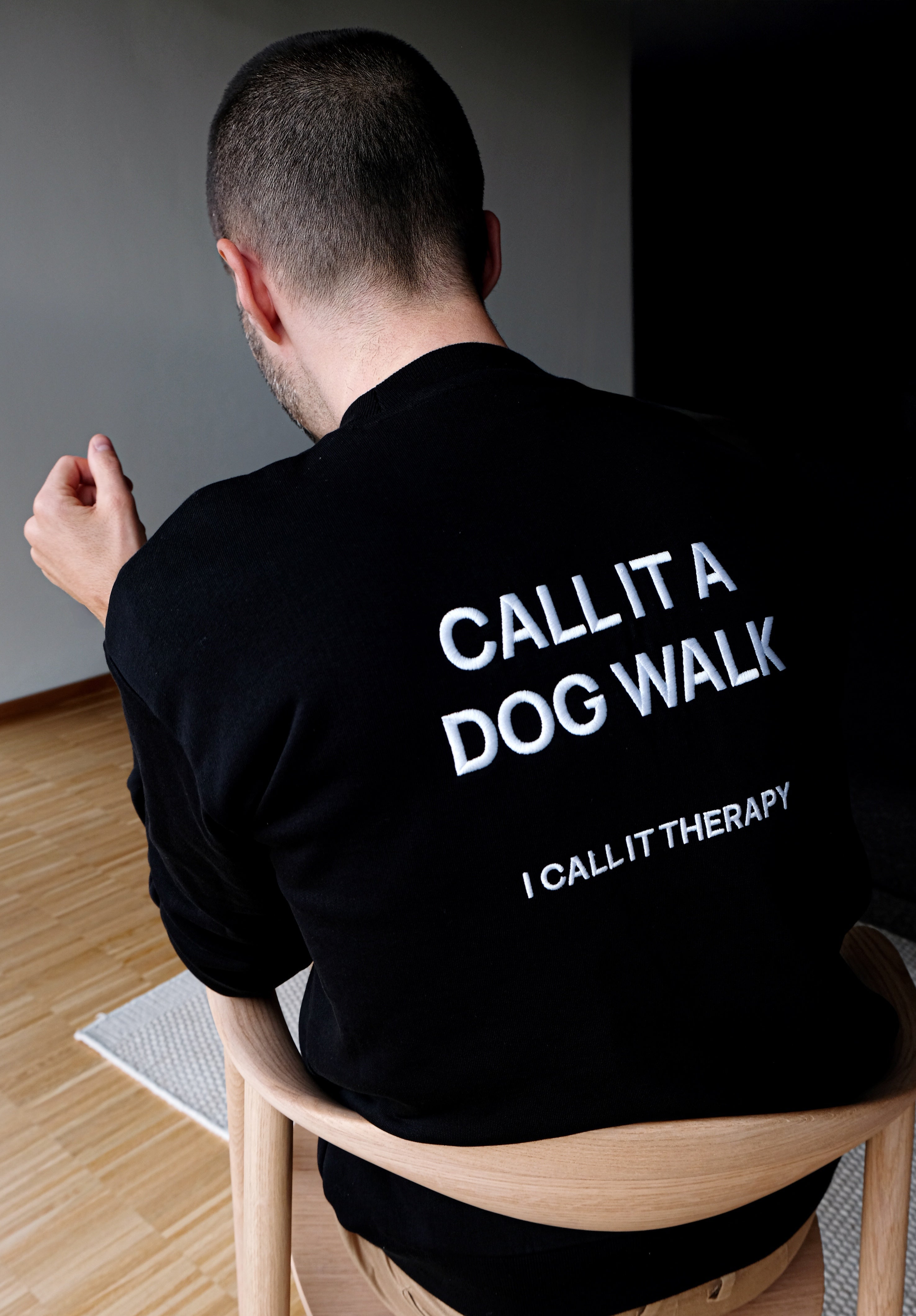 LEVEY PULLOVER BLACK - CALL IT A DOG WALK I CALL IT THERAPY Pullover Stickerei Spruch für Hundebesitzer