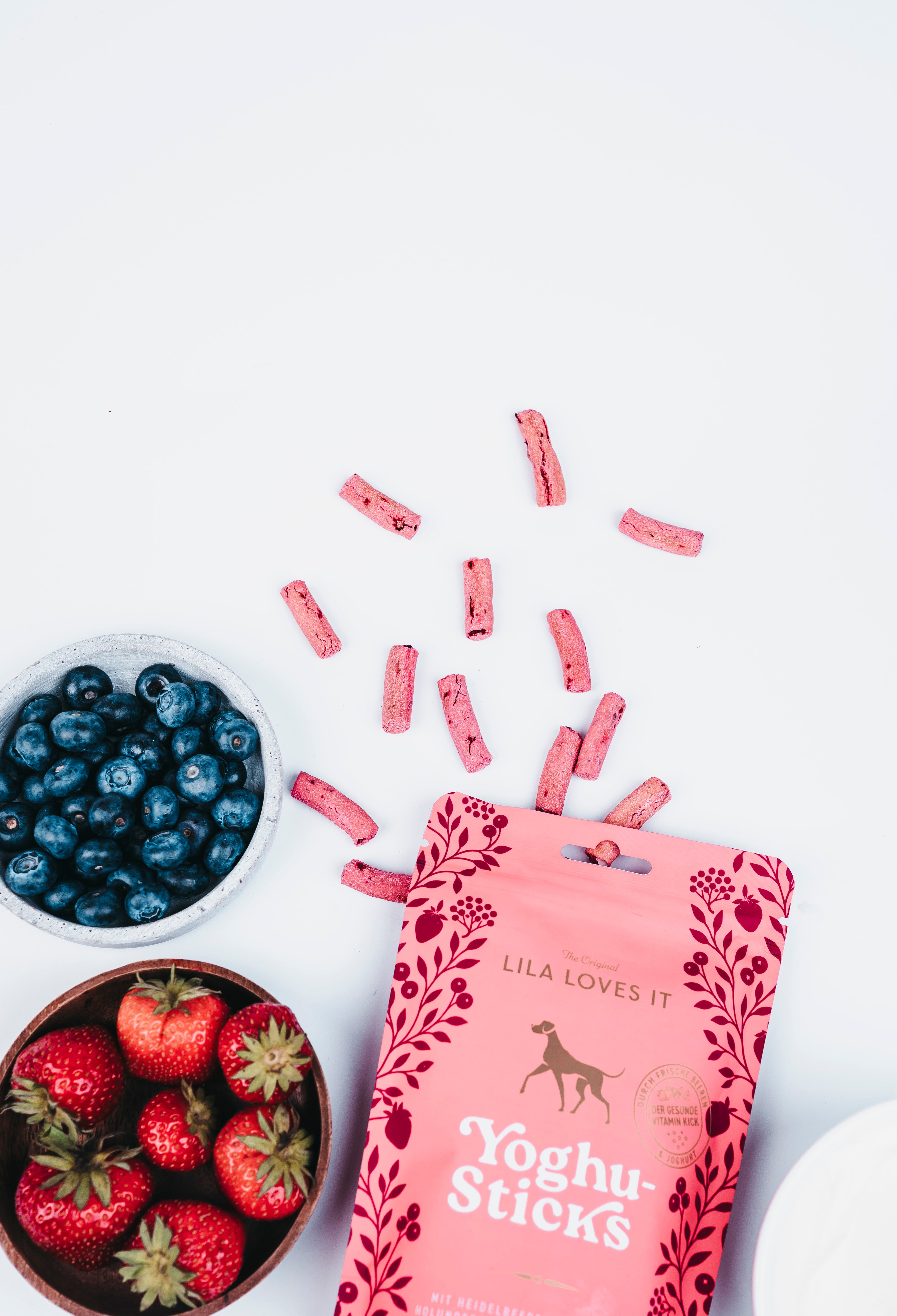 LILA LOVES IT Yoghu-Sticks mit Beeren Hundeleckerlis vegetarisch