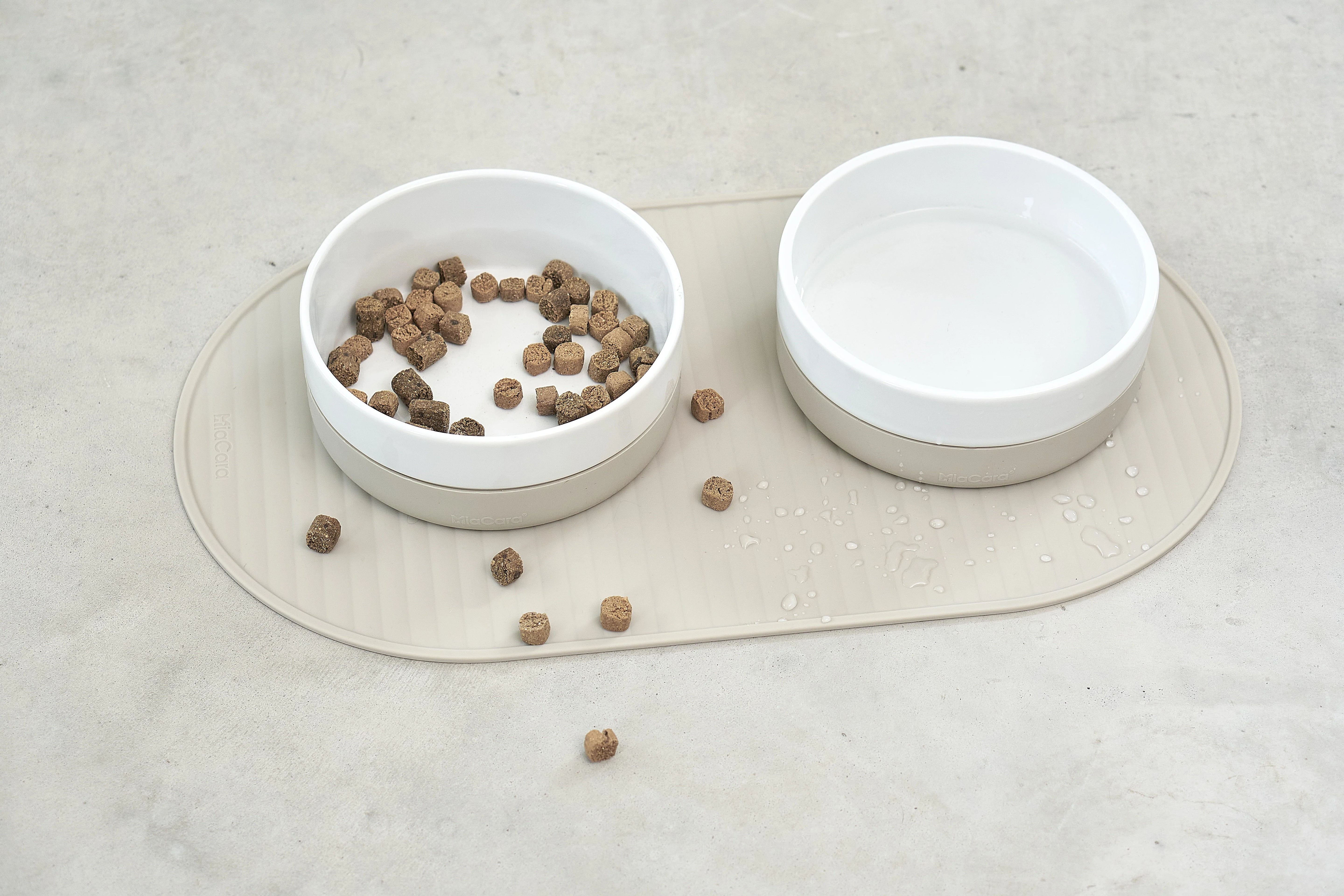 MiaCara Pasto Hundenapfmatte Greige Schutzmatte Hundenapf 