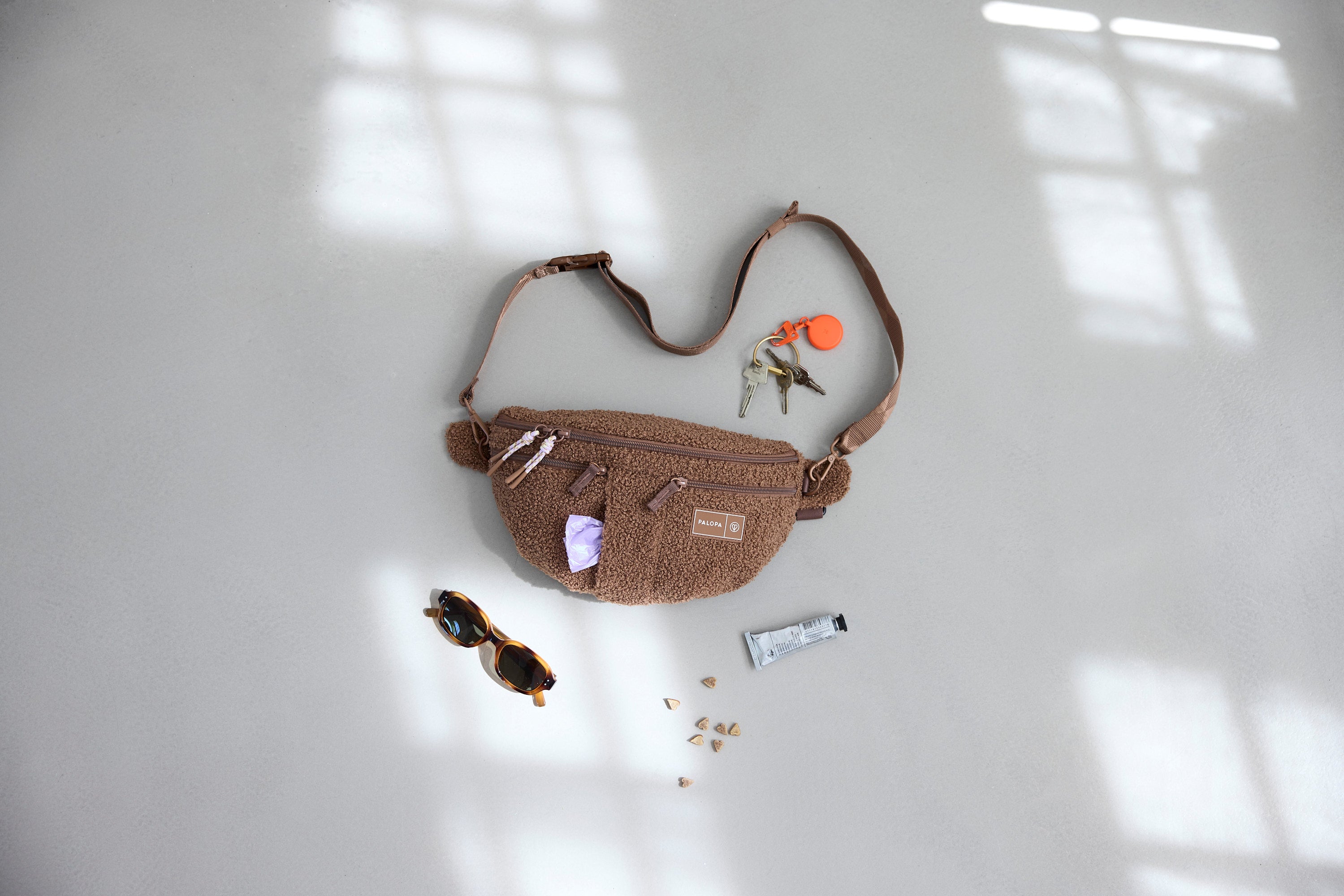 PALOPA Hunde Leckerlibeutel Teddy-Fleece Brown - Limited Edition Gassitasche Leckerlitasche waschmaschinengeeignet zum Umhängen