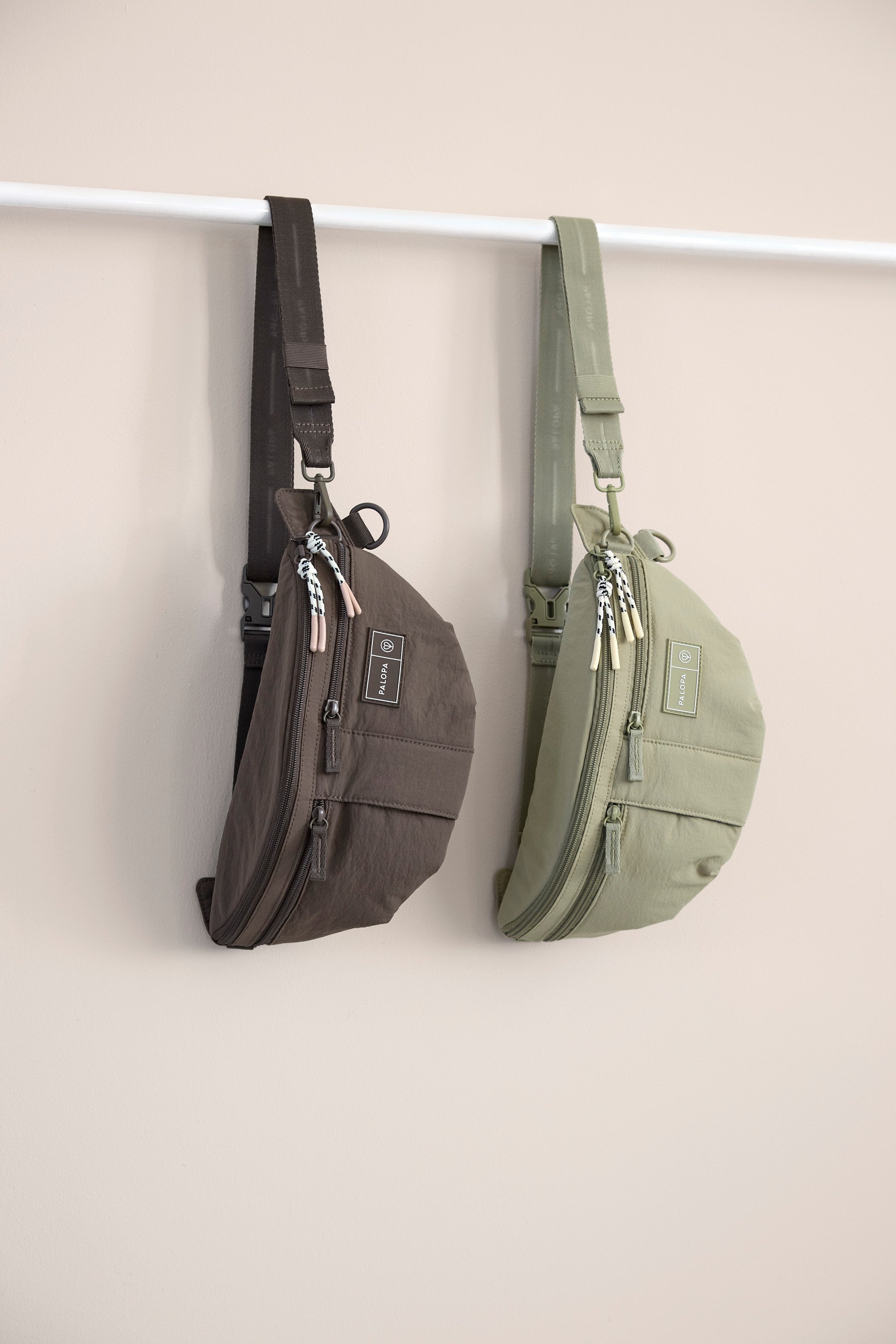 PALOPA Hunde Leckerlibeutel Emma Crinkled Pale Olive Chocolate Cross Body Bag