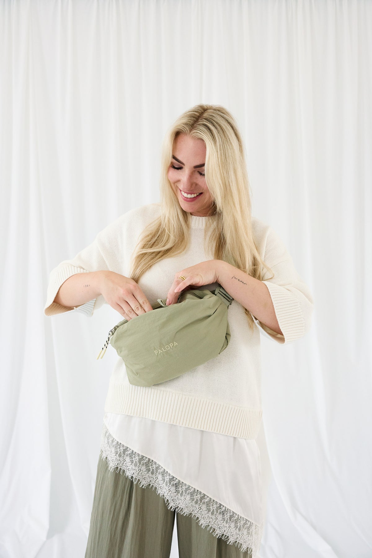 PALOPA Hunde Leckerlibeutel Nerki Crinkled Pale Olive Gassitasche mit Leckerlibeutel