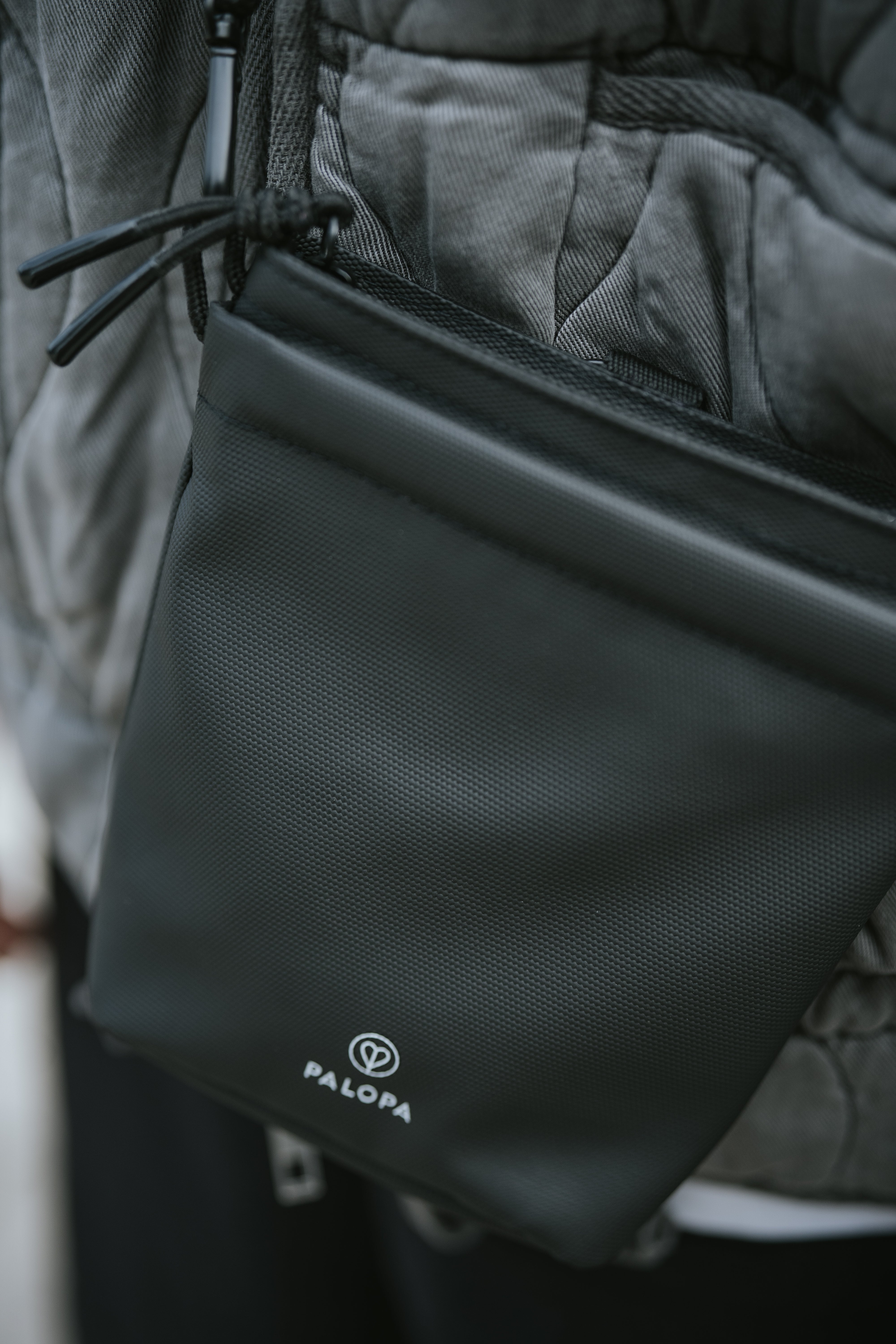 PALOPA Leckerlibeutel Karl Schwarz Cross-Body-Bag Leckerlitasche Gassitasche Leckerlibeutel zum Umhängen