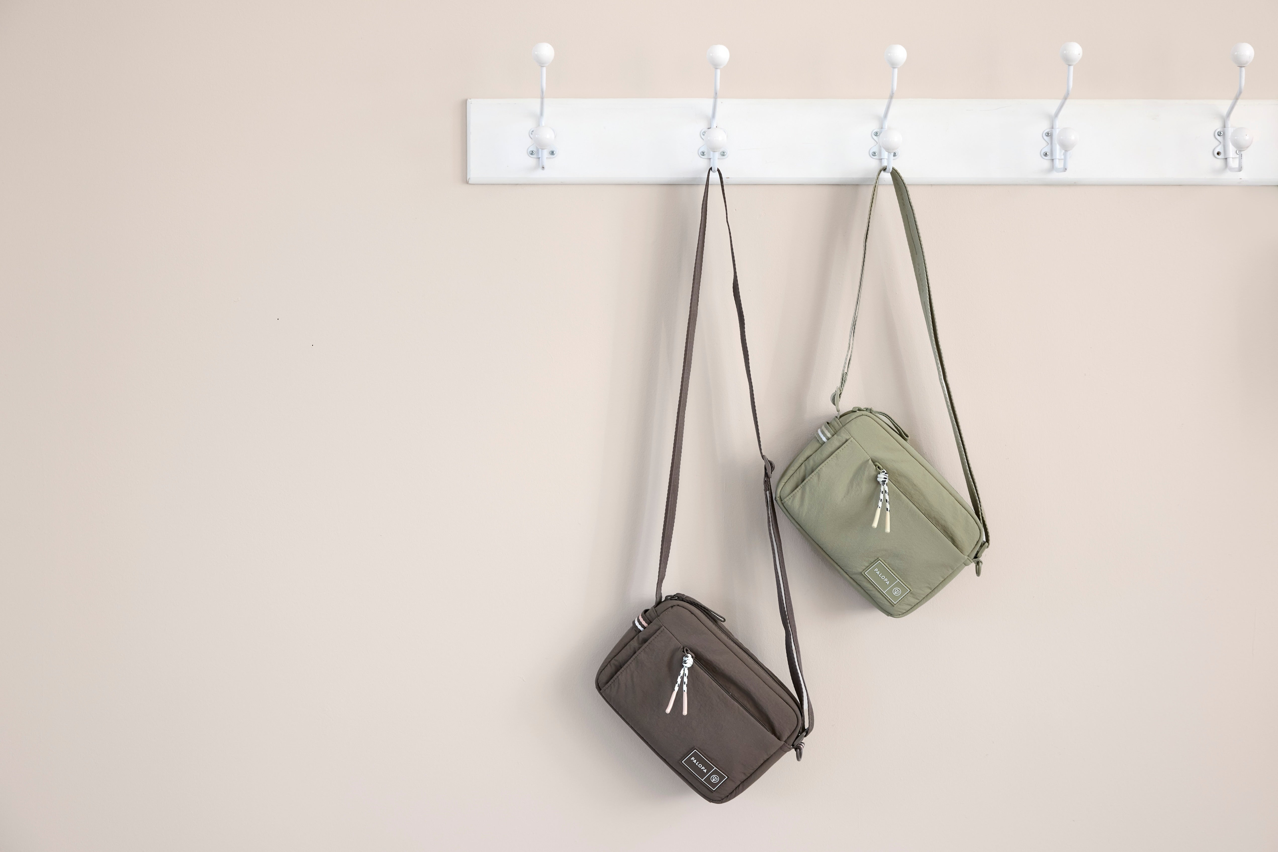 PALOPA Square Bag Noka Crinkled Chocolate Pale Olive Leckerlitasche